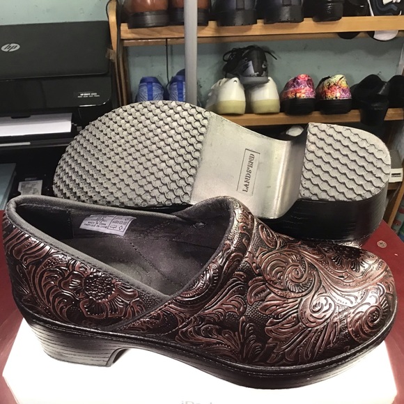 Lands' End Brown Etched Floral Clogs. - Picture 11 of 12
